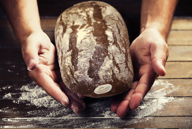 LINDNER Krustenbrot in den Händen