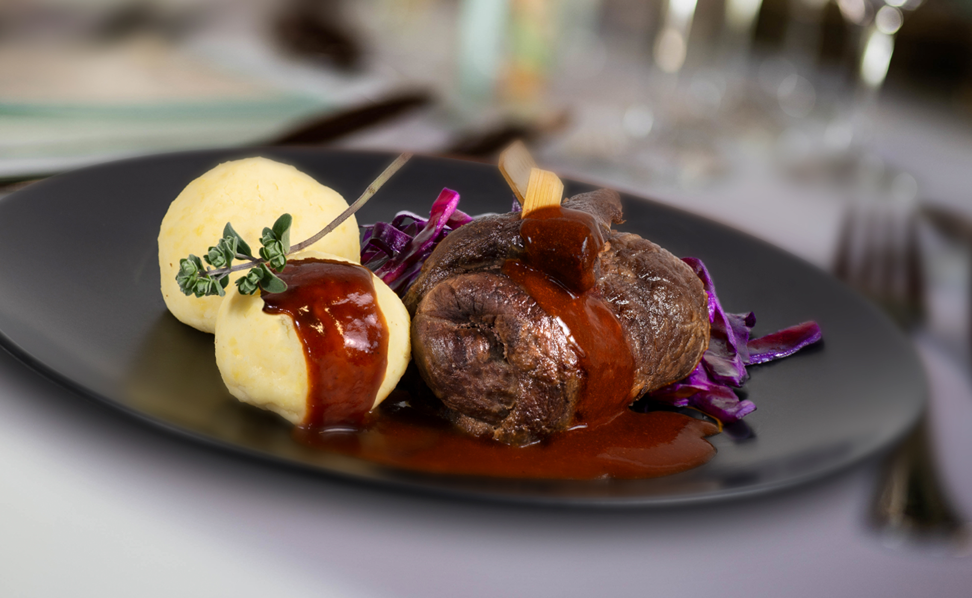 Rinderroulade mit Rotkohl und Klössen