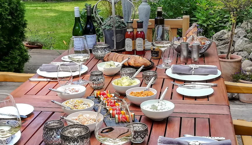 Grillen – Gartentisch mit Salaten und Saucen Grillen - Gartentisch mit Salaten und Saucen