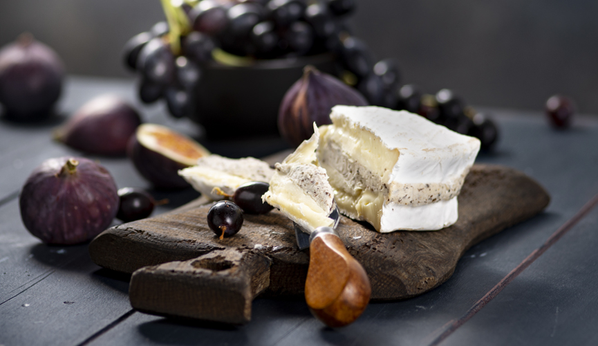Trüffelsaison – Brie Nangis mit schwarzem Trüffel Trüffelsaison - Brie Nangis mit schwarzem Trüffel