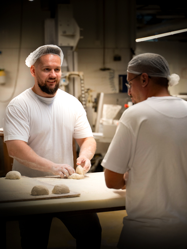 Mitarbeiter in der Bäckerei Mitarbeiter in der Bäckerei