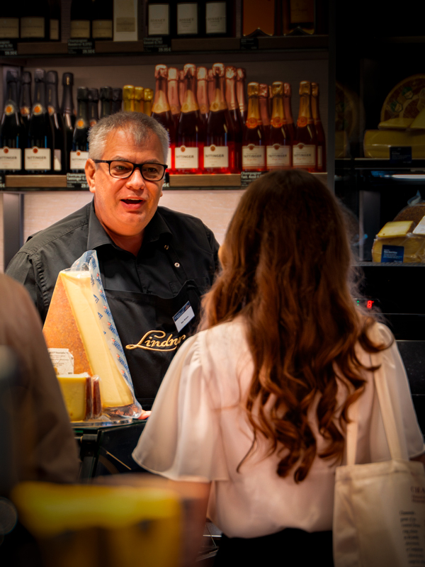 Mitarbeiter im LINDNER Feinkostgeschäft Mitarbeiter im LINDNER Feinkostgeschäft