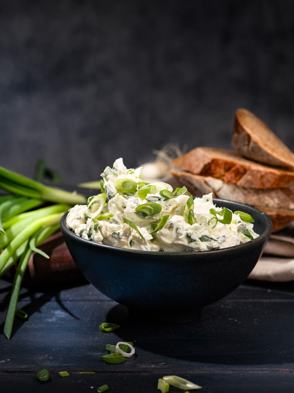 Landrahm mit Frühlingszwiebel