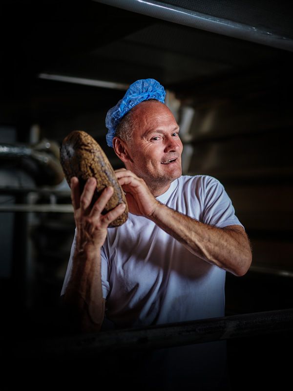 Bäcker mit Krustenbrot
